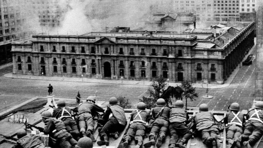 Tropas del ejército chileno posicionadas en un incendio en la azotea del Palacio de La Moneda el 11 de septiembre de 1973 en Santiago, durante el golpe militar liderado por el general Augusto Pinochet que derrocó al presidente constitucional chileno Salvador Allende, quien murió en el ataque al palacio. 