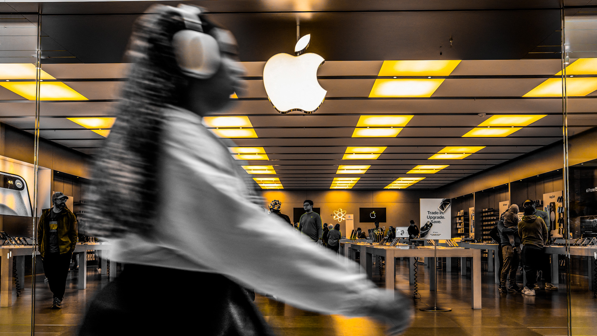 TOWSON, MARYLAND – MAY 10: A shopper walks past an Apple Store at Towson Town Center Mall on May 10, 2024 in Towson, Maryland. A unionized Apple Store in Towson, Maryland is set to vote over the weekend on a potential strike.   Andrew Harnik/Getty Images/AFP (Photo by Andrew Harnik / GETTY IMAGES NORTH AMERICA / Getty Images via AFP)