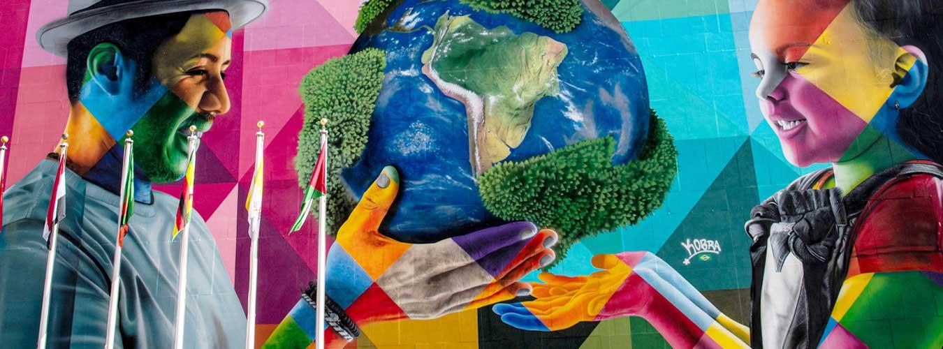 Vista del mural del artista brasileño Eduardo Kobra en la sede de la ONU. El tema de esta obra gira entorno al desarrollo sostenible, en concreto, trata la idea de satisfacer nuestras necesidades presentes sin sacrificar la capacidad del planeta para colmar las necesidades de las generaciones futuras. | ONU/Rick Bajornas