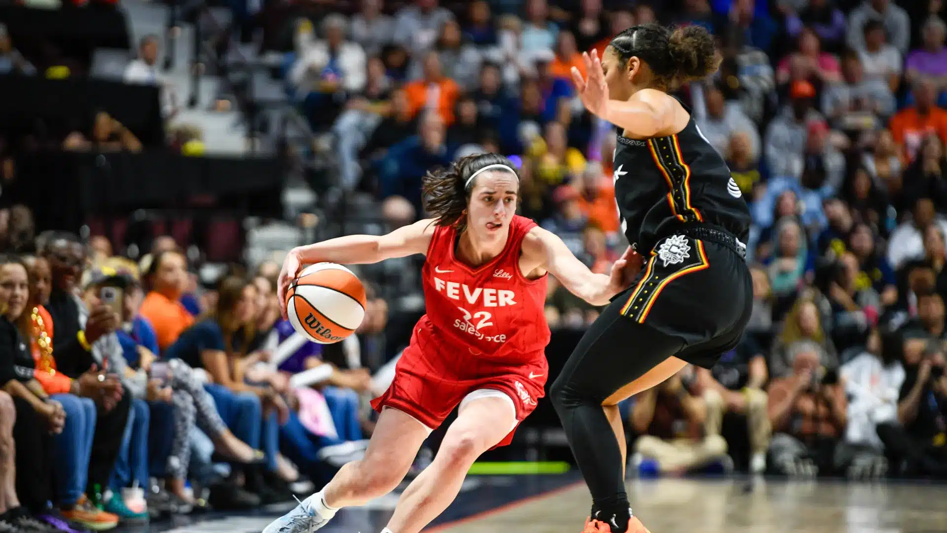 Caitlin Clark, de Indiana Fever, conduce hasta la canasta contra Veronica Burton, de Connecticut Sun. | Erica Denhoff/Icon Sportswire vía Getty Images