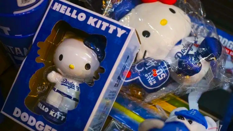 Ediciones de juguetes Hello Kitty con el uniforme de los Dodgers de Los Ángeles, que esta semana ganaron la Serie Mundial. [Foto: AP Photo/Eugene Hoshiko]